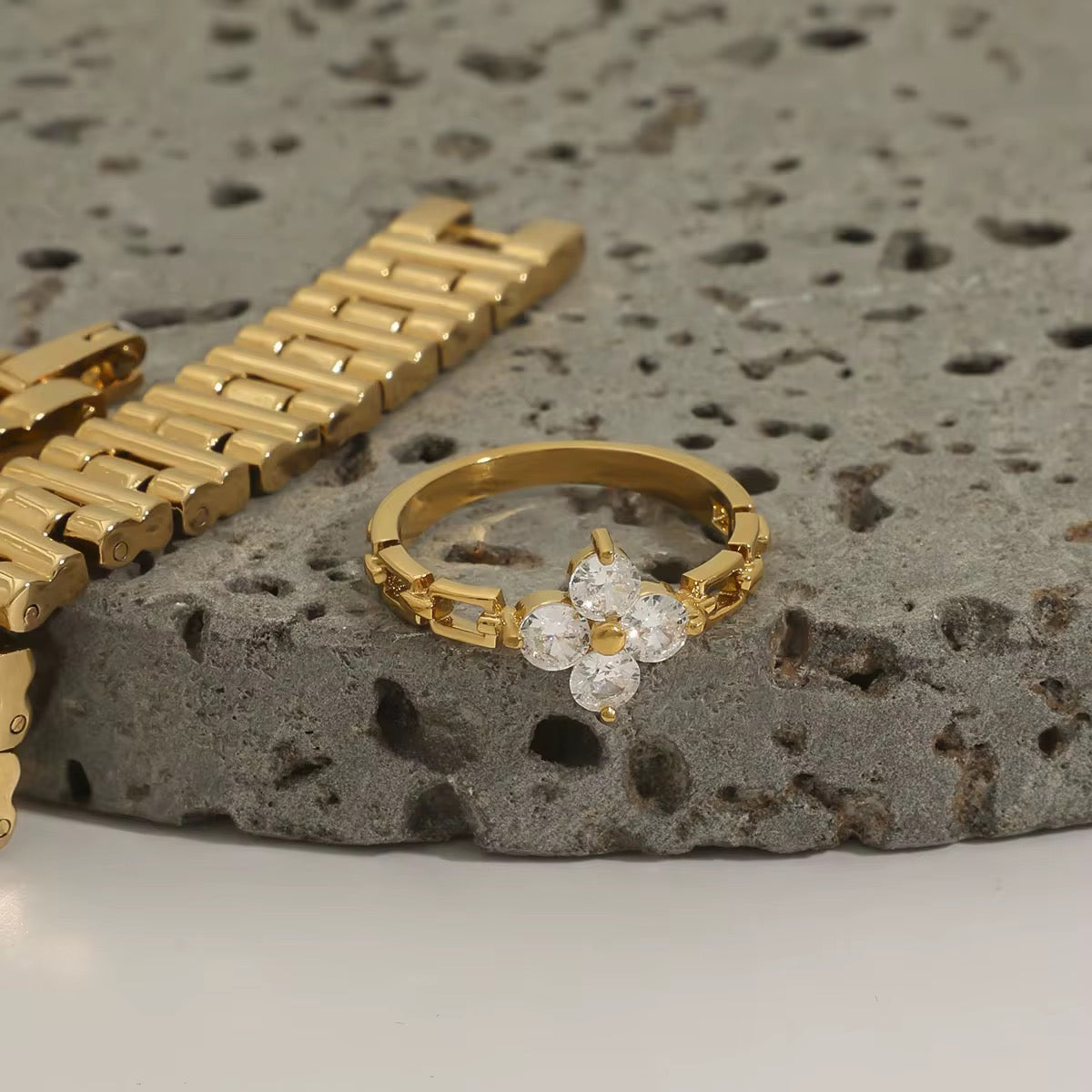 LUCKY LEAF RING