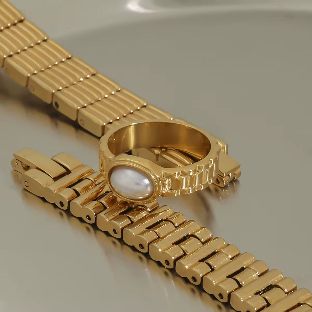 OVAL PEARL WATCH RING